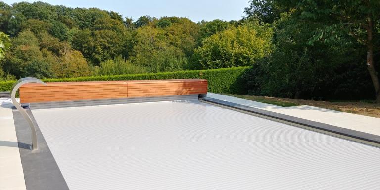 Aufrollvorrichtung QUADRO mit grauen PVC-Hart SENIOR Lamellen