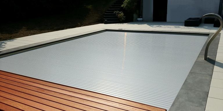 Aufrollvorrichtung QUADRO mit grauen PVC-Hart SENIOR Lamellen