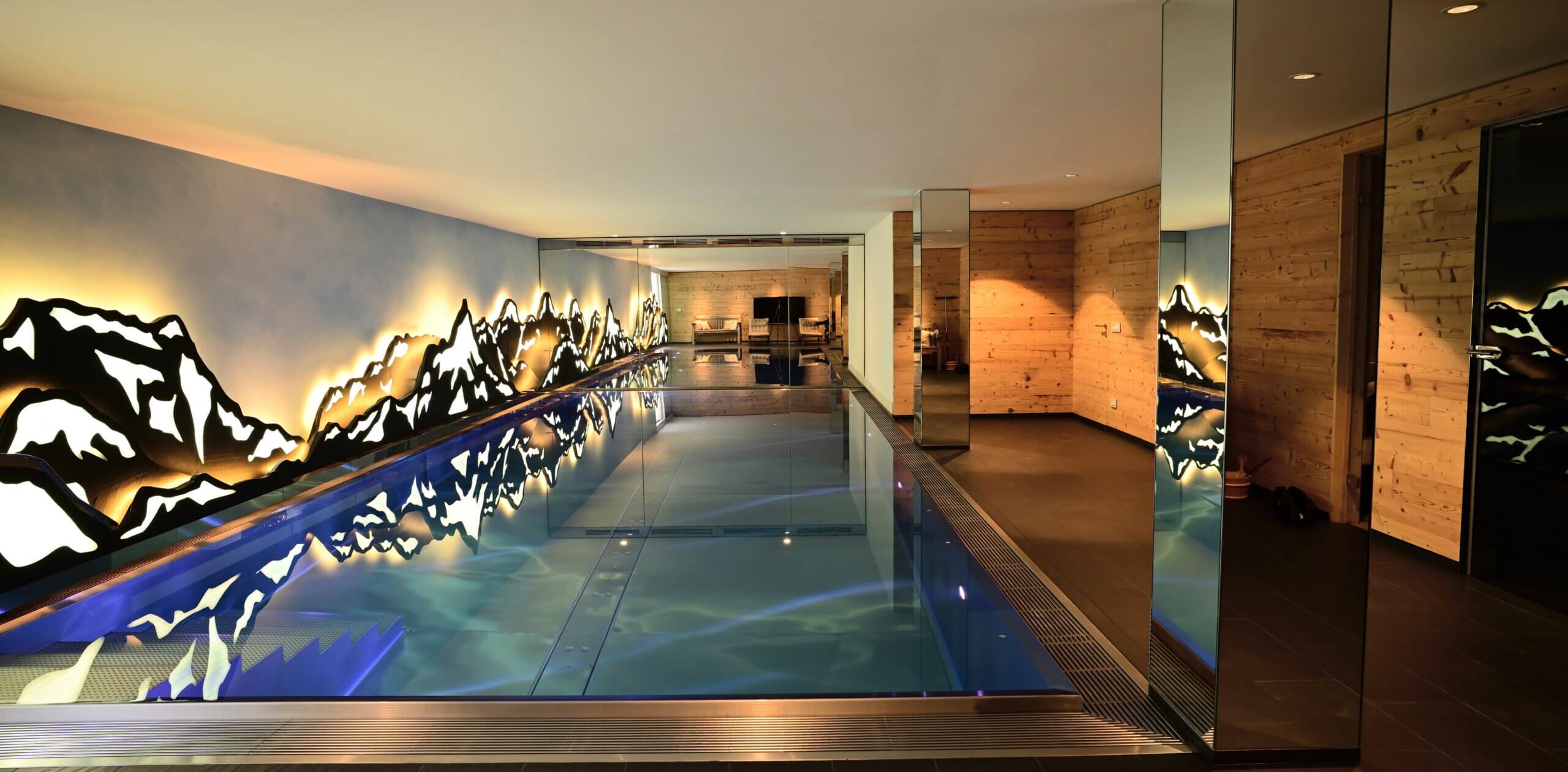 Realisierter Edelstahlpool in einem privaten Hallenbad