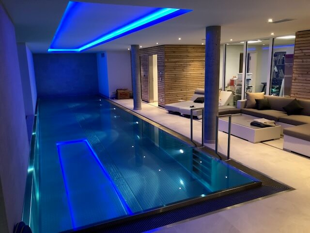 Beleuchteter Edelstahlpool in einem privaten Hallenbad