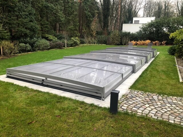 Privater Swimmingpool mit transparenter Poolüberdachung