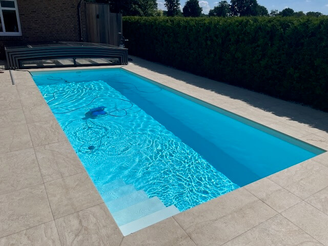 Realisierter privater Außenpool mit Terrasse und Garten