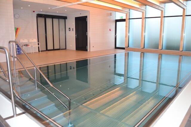 Großes Edelstahl-Schwimmbecken mit breiter Treppenanlage
